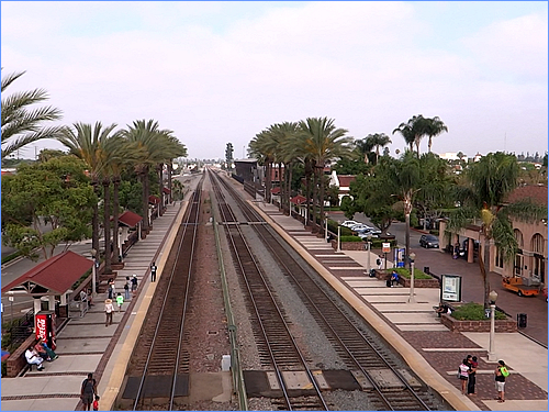 南カリフォルニア日帰り列車の旅 週末のフラトン駅からロスアンゼルス方向を見る