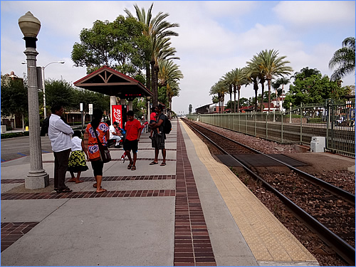 南カリフォルニア日帰り列車の旅 フラトン駅でメトロリンクを待つ乗客