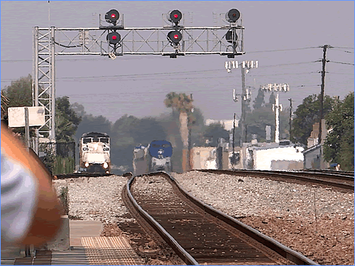 カリフォルニア日帰り列車の旅 フラトン駅にメトロリンク列車が到着