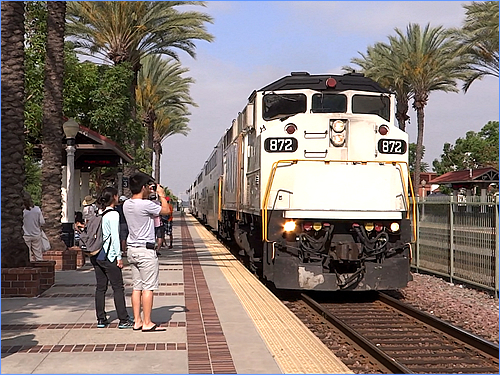 南カリフォルニア日帰り列車の旅 フラトン駅に滑り込むメトロリンク