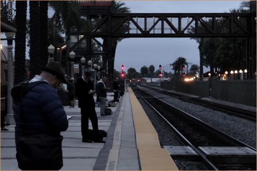 朝のホーム・カリフォルニア州フラトン駅の風景