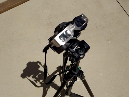 カメラに日食メガネを貼り付けて天体観測「ロスアンゼルスに日食ブームがやってくる」