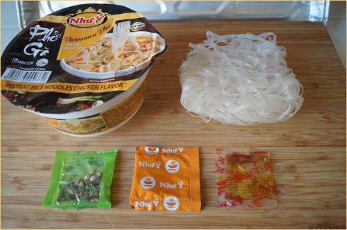 インスタントラーメンの食べログ ベトナムカップ麺フォーの試食と評価