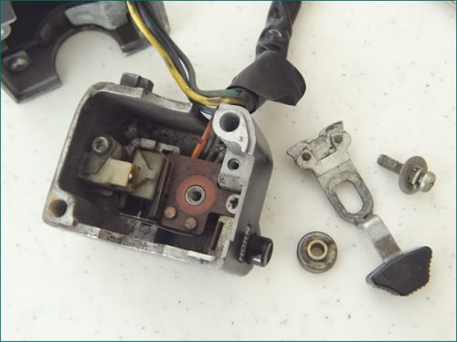 【ヤマハSR400 & SR500】ウィンカートラブルの修理　スイッチボックス分解